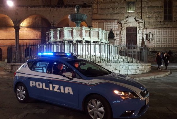 Ragazza aggredita in centro a Perugia: l’aggressore si è nascosto in Duomo
