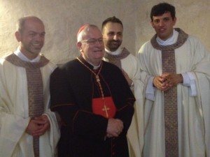 card bassetti con i tre neo sacerdoti don marco pigoni, don marco briziarelli e don simone pascarosa