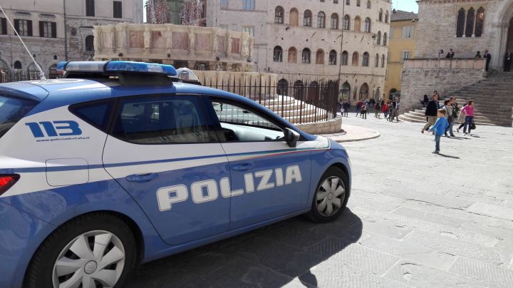 Perugia, chiude il rapinatore dentro il suo negozio e chiama la polizia: arrestato 54enne