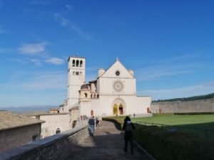 Assisi: Giornata mondiale del migrante, coperte termiche su Basilica San Francesco