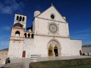 Assisi: Giornata mondiale del migrante, coperte termiche su Basilica San Francesco
