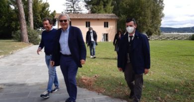 Vittorio Sgarbi "stregato" dalla Polvese, full immersion del critico nell’Isola del Trasimeno