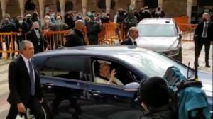 Papa Francesco è arrivato ad Assisi per firmare enciclica. Fedeli con la mascherina