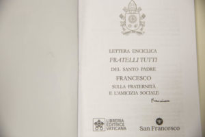 Papa Francesco ad Assisi ha firmato enciclica. Fedeli con la mascherina