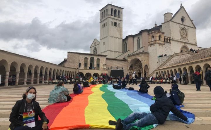 Catena umana unisce Perugia e Assisi, circa 2.000 le persone presenti
