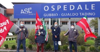 Gubbio, presidio sindacati davanti all'ospedale di Branca