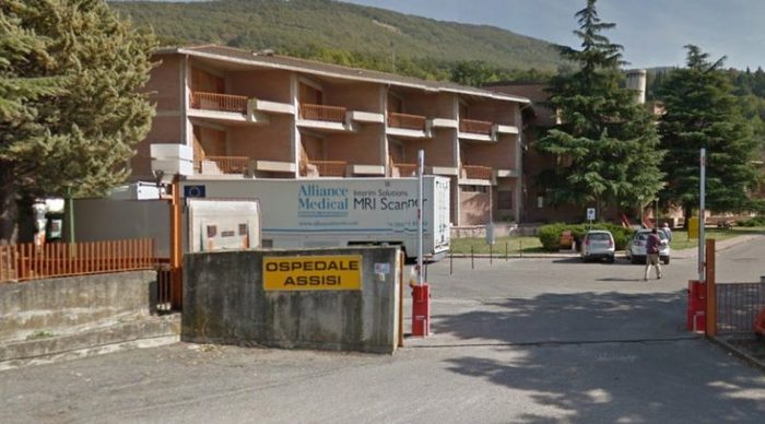 Assisi, portato in ospedale dopo una caduta aggredisce l’infermiere: denunciato dalla polizia 38enne
