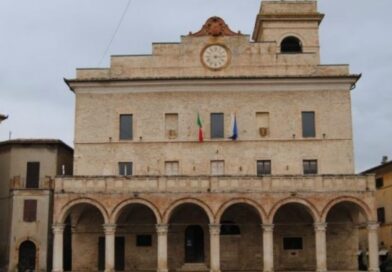 Buco di bilancio nel Comune di Montefalco, processo per due tecnici: accusati di falso ideologico