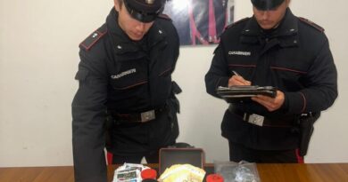 Perugia, tre arresti per droga nel fine settimana: sequestrati cocaina, hashish, marijuana e oltre 4.400 euro Perugia, tre arresti per droga nel fine settimana: sequestrati cocaina, hashish, marijuana e oltre 4.400 euro